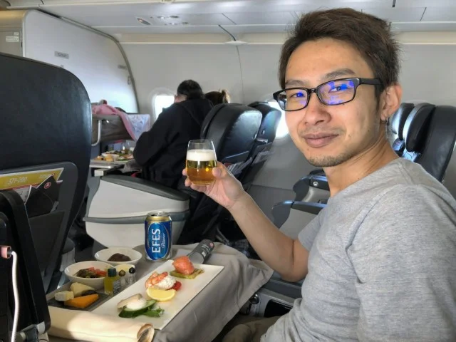 [北欧とアフリカを巡る年末年始の冒険旅行記：北欧編20] ターキッシュエアラインズのビジネスクラス短距離線。2時間でもこんな料理が出てくるのか（汗）