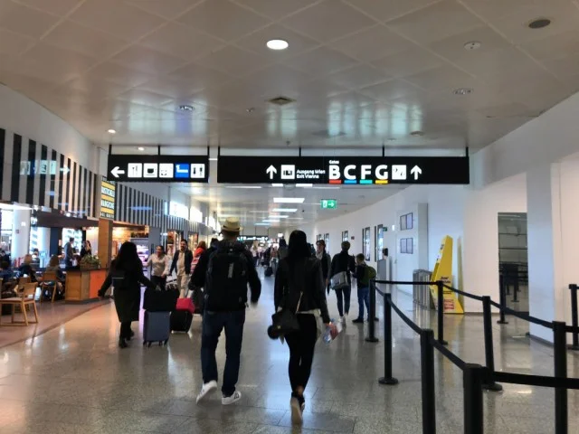 【スウェーデンとデンマーク 旅行記 ブログ | マイルでビジネスクラス無料！北欧のクリスマス 21】ウィーン国際空港に到着。なんかスゴい景色なんですが、、、。