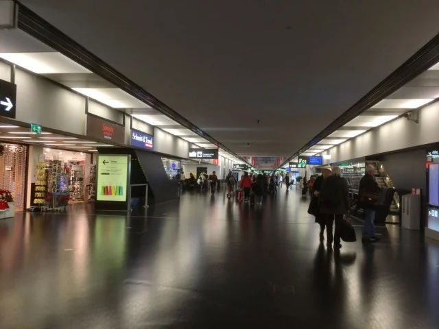 [北欧とアフリカを巡る年末年始の冒険旅行記：北欧編22] ウィーン国際空港の乗り継ぎって結構大変。ゲート間移動遠すぎｗ