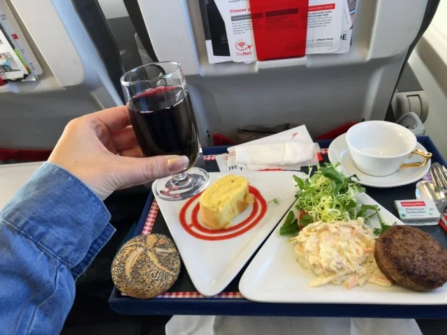 [北欧とアフリカを巡る年末年始の冒険旅行記：北欧編24] ビジネスクラスだと、どうやらどんな短距離線でも食事は出てくるみたいだな。。。