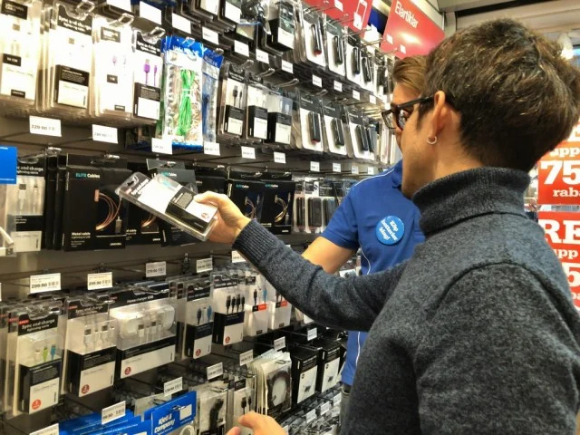 [北欧とアフリカを巡る年末年始の冒険旅行記：北欧編35] iPhoneの充電ケーブルが3500円！？北欧の物価の高さに驚愕。