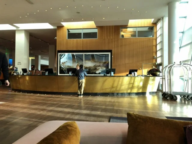 [北欧とアフリカを巡る年末年始の冒険旅行記：北欧編46] 空港の風景を眺めながら滞在できるホテル。次の日のフライトが早朝な私たちにはとっても安心だ。