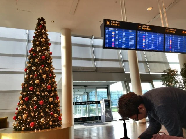 [北欧とアフリカを巡る年末年始の冒険旅行記：北欧編46] 空港の風景を眺めながら滞在できるホテル。次の日のフライトが早朝な私たちにはとっても安心だ。