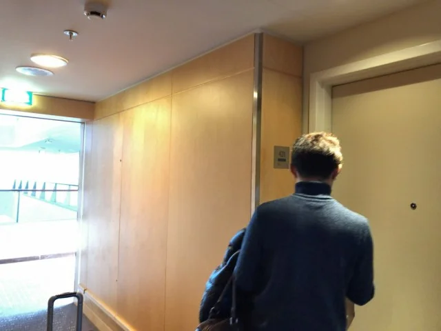 [北欧とアフリカを巡る年末年始の冒険旅行記：北欧編46] 空港の風景を眺めながら滞在できるホテル。次の日のフライトが早朝な私たちにはとっても安心だ。