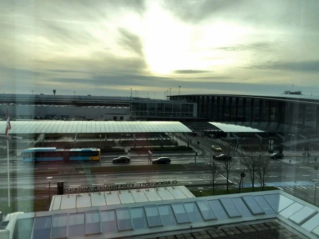[北欧とアフリカを巡る年末年始の冒険旅行記：北欧編46] 空港の風景を眺めながら滞在できるホテル。次の日のフライトが早朝な私たちにはとっても安心だ。