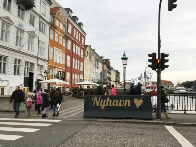 [北欧とアフリカを巡る年末年始の冒険旅行記：北欧編48] コペンハーゲンの人気スポット「NYHAVN - ニューハウン」に到着！オッサンの人魚も居るよｗ