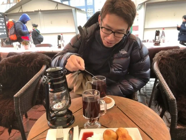 [北欧とアフリカを巡る年末年始の冒険旅行記：北欧編49] 北欧の寒い冬には、オープンカフェで「グロッグ（グリューワイン）」がイイね♪
