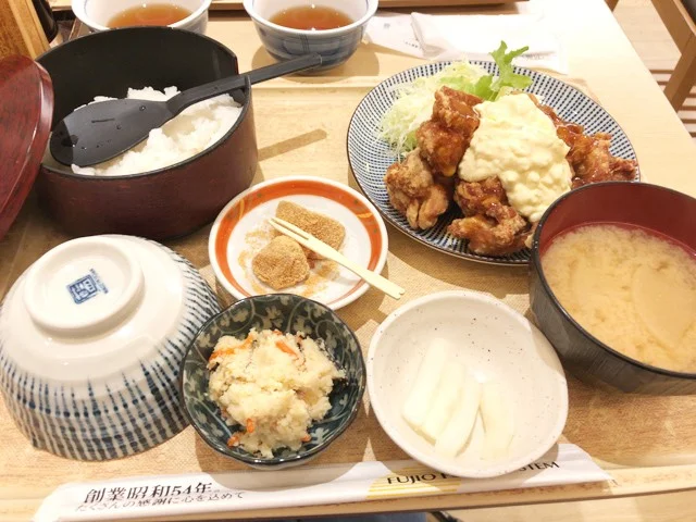 [ハワイ最後の楽園「モロカイ島」旅行記5] LCCのハワイ線は機内食が高いから空港内で腹ごしらえがおすすめ！