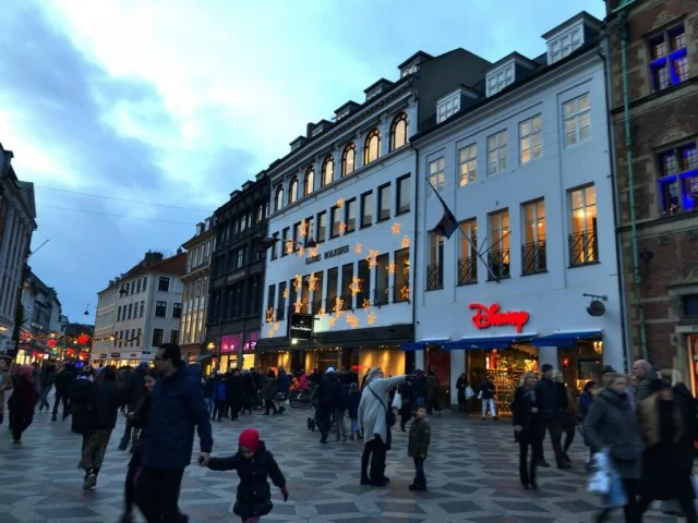 【スウェーデンとデンマーク 旅行記 ブログ | マイルでビジネスクラス無料！北欧のクリスマス 51】コペンハーゲンのストロイエ通りを抜けてチボリ公園へ。