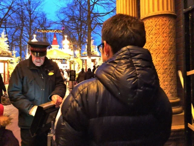 [北欧とアフリカを巡る年末年始の冒険旅行記：北欧編52] クリスマスイルミネーションに包まれたチボリ公園に潜入！