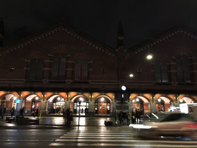 [北欧とアフリカを巡る年末年始の冒険旅行記：北欧編57] 治安が悪いと言われる夜のコペンハーゲン中央駅の様子