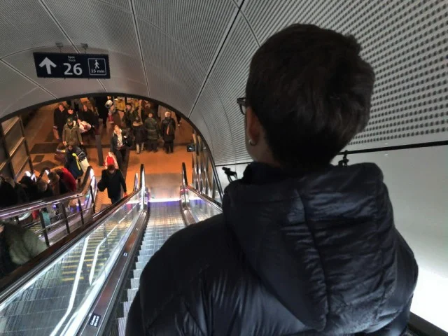 【スウェーデンとデンマーク 旅行記 ブログ | マイルでビジネスクラス無料！北欧のクリスマス 57】治安が悪いと言われる夜のコペンハーゲン中央駅の様子
