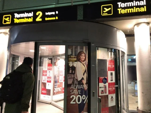 【スウェーデンとデンマーク 旅行記 ブログ | マイルでビジネスクラス無料！北欧のクリスマス 58】コペンハーゲン国際空港のターミナル間移動にはご用心。