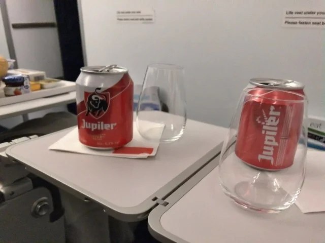 [北欧とアフリカを巡る年末年始の冒険旅行記：サファリ編2] 短距離線の機内食。そして朝からビールで乾杯ｗ