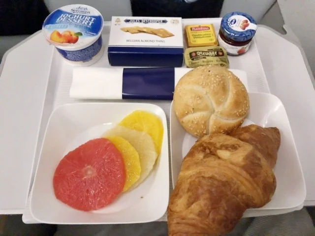 [北欧とアフリカを巡る年末年始の冒険旅行記：サファリ編2] 短距離線の機内食。そして朝からビールで乾杯ｗ