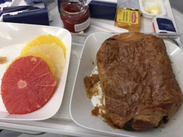 [北欧とアフリカを巡る年末年始の冒険旅行記：サファリ編2] 短距離線の機内食。そして朝からビールで乾杯ｗ