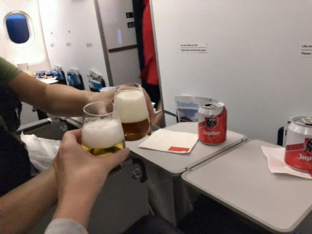 [北欧とアフリカを巡る年末年始の冒険旅行記：サファリ編2] 短距離線の機内食。そして朝からビールで乾杯ｗ
