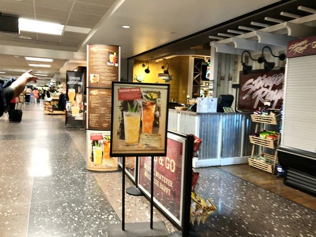 [ハワイ最後の楽園「モロカイ島」旅行記13] ハワイの空港のカフェバー「Stinger Ray's（スティンガー・レイズ・バー＆グリル）」で朝食