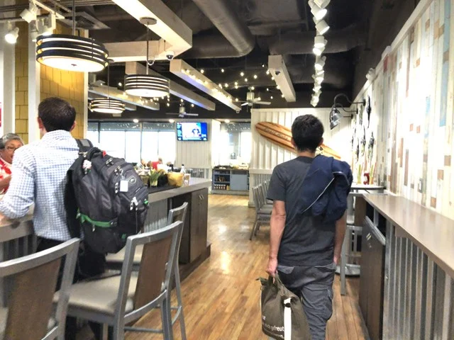 [ハワイ最後の楽園「モロカイ島」旅行記13] ハワイの空港のカフェバー「Stinger Ray's（スティンガー・レイズ・バー＆グリル）」で朝食