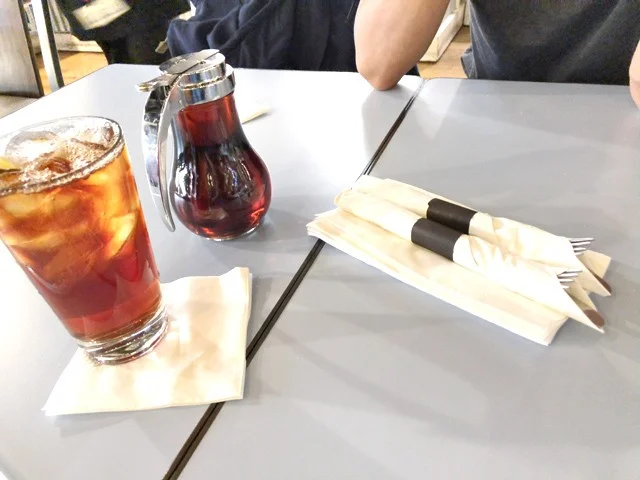 [ハワイ最後の楽園「モロカイ島」旅行記13] ハワイの空港のカフェバー「Stinger Ray's（スティンガー・レイズ・バー＆グリル）」で朝食