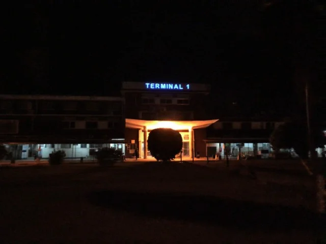 [北欧とアフリカを巡る年末年始の冒険旅行記：サファリ編11] 夜中。現地の人以外誰もいないセスナ機発着の国内線空港。どこだここ、、、？