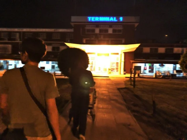 [北欧とアフリカを巡る年末年始の冒険旅行記：サファリ編11] 夜中。現地の人以外誰もいないセスナ機発着の国内線空港。どこだここ、、、？