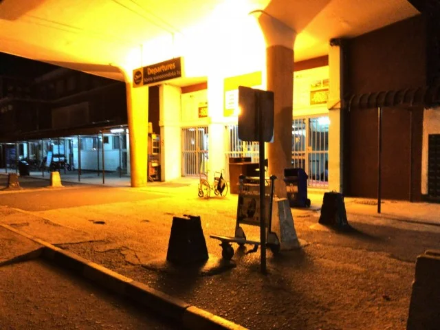 [北欧とアフリカを巡る年末年始の冒険旅行記：サファリ編11] 夜中。現地の人以外誰もいないセスナ機発着の国内線空港。どこだここ、、、？
