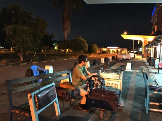 [北欧とアフリカを巡る年末年始の冒険旅行記：サファリ編11] 夜中。現地の人以外誰もいないセスナ機発着の国内線空港。どこだここ、、、？