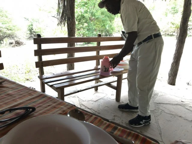 [北欧とアフリカを巡る年末年始の冒険旅行記：サファリ編32] アフリカサファリ・ゲームドライブ中の昼食タイム♪