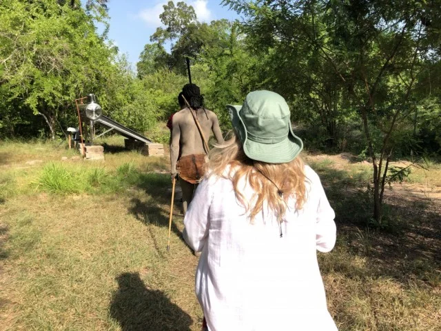 [北欧とアフリカを巡る年末年始の冒険旅行記：サファリ編38] 昨日大晦日だと勘違いしてイベント進行してたブッシュマン再び。