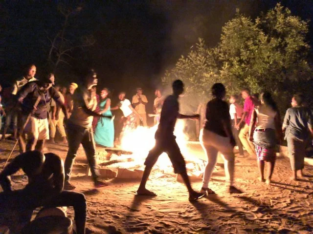 [北欧とアフリカを巡る年末年始の冒険旅行記：サファリ編44] ニューイヤーイヴのダンスパーティー。そしてハッピーニューイヤー！