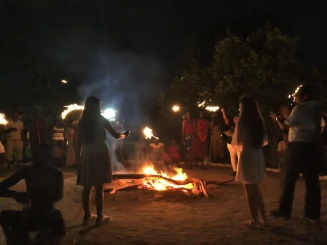 [北欧とアフリカを巡る年末年始の冒険旅行記：サファリ編44] ニューイヤーイヴのダンスパーティー。そしてハッピーニューイヤー！