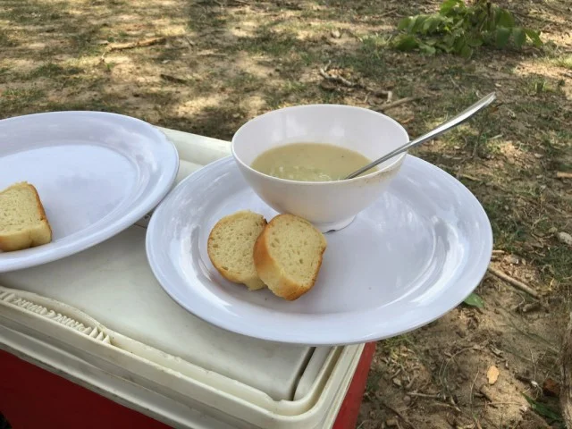 [北欧とアフリカを巡る年末年始の冒険旅行記：サファリ編54] 川辺で食べるサファリのランチメニュー