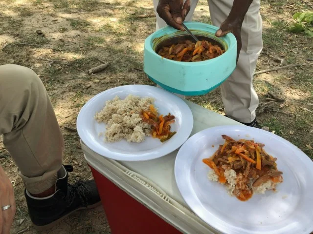 [北欧とアフリカを巡る年末年始の冒険旅行記：サファリ編54] 川辺で食べるサファリのランチメニュー