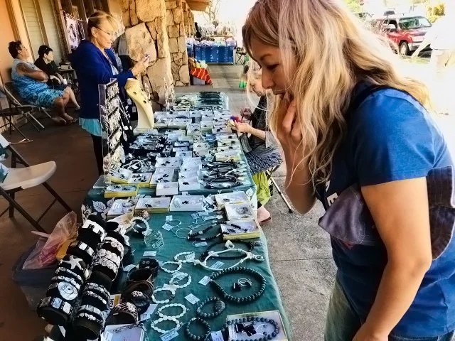 【格安でハワイの離島・モロカイ島 旅行記 ブログ | スクート＆ハワイアン航空 35】モロカイ島のファーマーズマーケットで地元の芸術家が作った可愛らしいアンクレットを購入♪