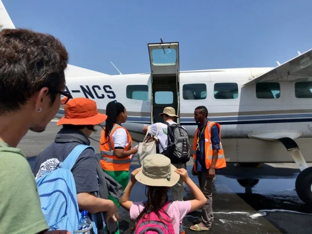 [北欧とアフリカを巡る年末年始の冒険旅行記：ザンジバルビーチ編2] 上空から見える意外なほどキレイな海。え？もうすぐザンジバル到着だって？