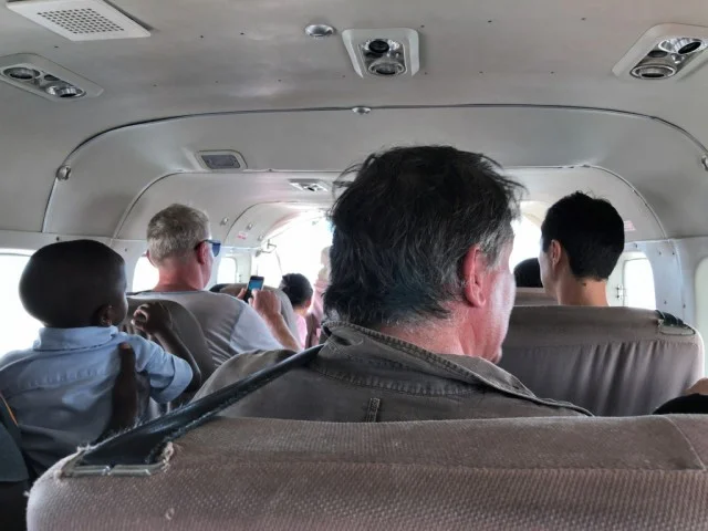 [北欧とアフリカを巡る年末年始の冒険旅行記：ザンジバルビーチ編2] 上空から見える意外なほどキレイな海。え？もうすぐザンジバル到着だって？