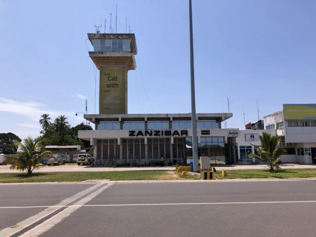 [北欧とアフリカを巡る年末年始の冒険旅行記：ザンジバルビーチ編3] ザンジバル国際空港到着。空港ちっちゃいな（笑）