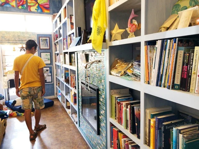 [ハワイ最後の楽園「モロカイ島」旅行記39] モロカイ島のおしゃれな雑貨屋＆本屋さん「Kalele Bookstore」の看板犬