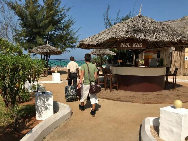 [北欧とアフリカを巡る年末年始の冒険旅行記：ザンジバルビーチ編6] ビーチフロントのお部屋。