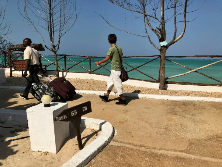 [北欧とアフリカを巡る年末年始の冒険旅行記：ザンジバルビーチ編6] ビーチフロントのお部屋。