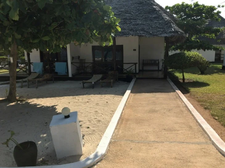 [北欧とアフリカを巡る年末年始の冒険旅行記：ザンジバルビーチ編6] ビーチフロントのお部屋。
