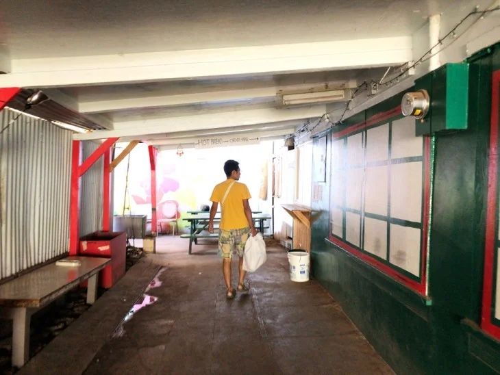 [ハワイ最後の楽園「モロカイ島」旅行記47] あった！カネミツベーカリーの裏口発見！
