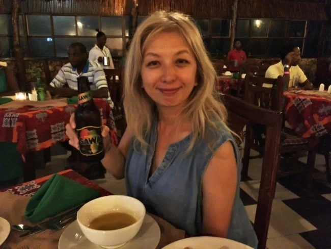 [北欧とアフリカを巡る年末年始の冒険旅行記：ザンジバルビーチ編14] ディナービュッフェ。まずは「SAWA」ビールで乾杯♪