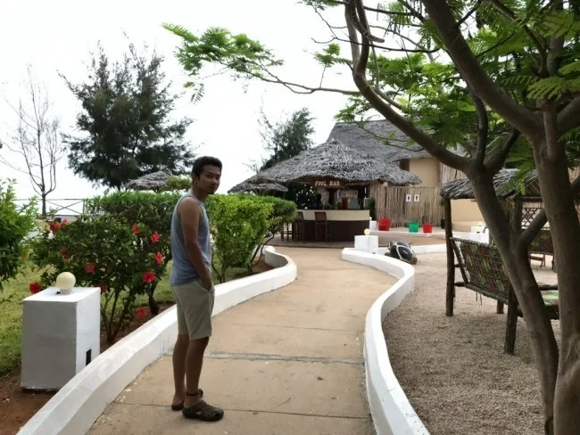 [北欧とアフリカを巡る年末年始の冒険旅行記：ザンジバルビーチ編18] 今日の朝は曇り。潮が引き始めているジャンビアニビーチ