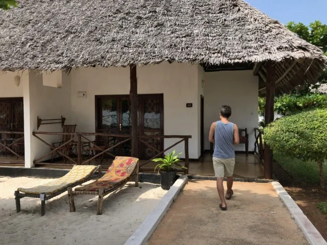[北欧とアフリカを巡る年末年始の冒険旅行記：ザンジバルビーチ編21] どんどん干上がっていくジャンビアニビーチの海岸線。