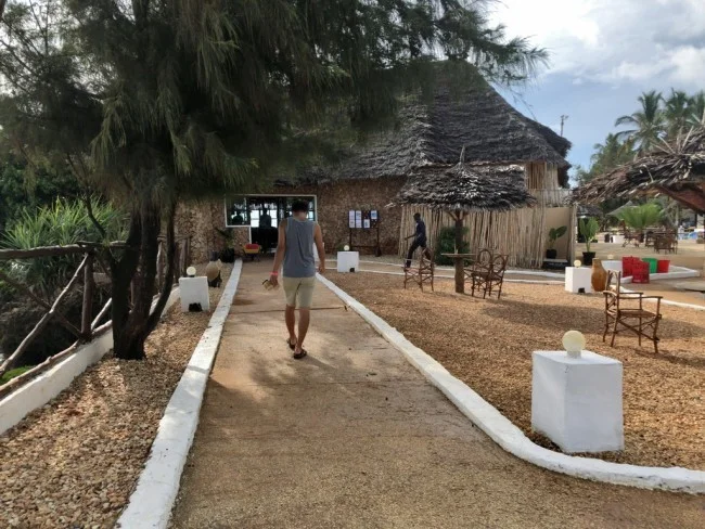 [北欧とアフリカを巡る年末年始の冒険旅行記：ザンジバルビーチ編28] 少し雲の多い朝。今日もビーチでは地元の人が海藻集めをしている。