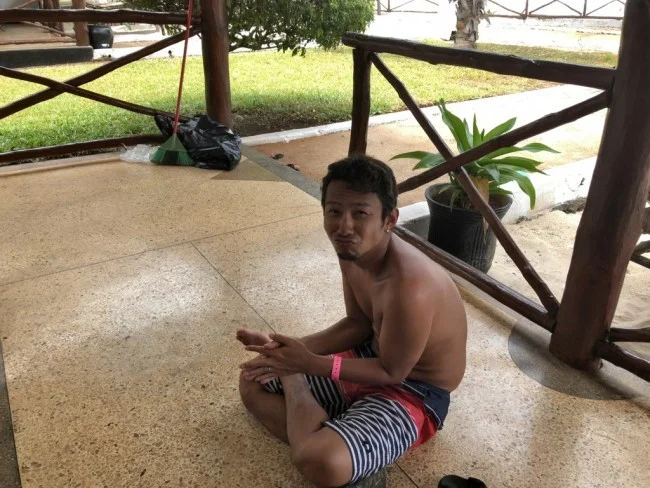 [北欧とアフリカを巡る年末年始の冒険旅行記：ザンジバルビーチ編30] なかなか抜けないウニの棘。。。このまま刺さったままだとどうなるんだろう？（汗）