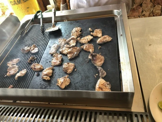 [北欧とアフリカを巡る年末年始の冒険旅行記：ザンジバルビーチ編31] 今日のお昼はフライドライスと牛肉のBBQ！