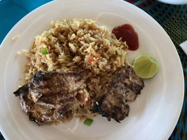 [北欧とアフリカを巡る年末年始の冒険旅行記：ザンジバルビーチ編32] 食事は人の心を癒やしてくれる偉大なひとときだ。